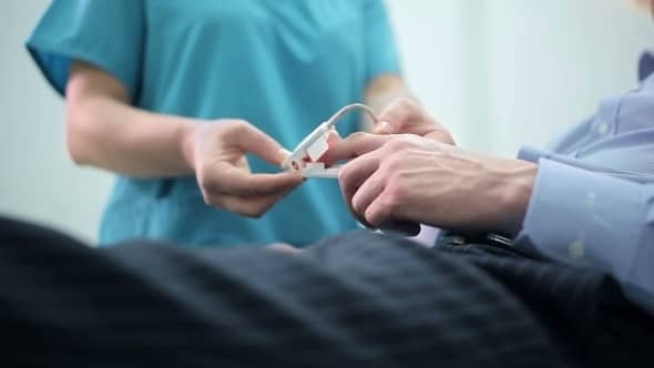 La pulsossimetria che cos’è, come funzione e a cosa serve. Come e quando utilizzare un pulsossimetro per la valutazione dell'ossigeno nel sangue 